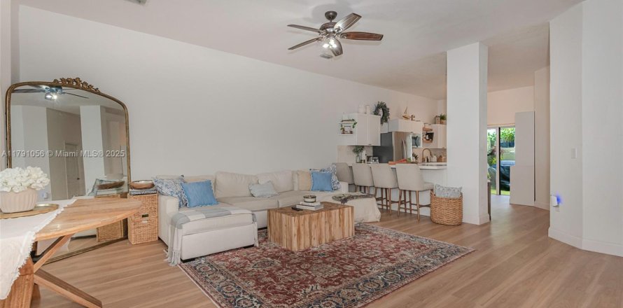 House in Homestead, Florida 2 bedrooms, 132.94 sq.m. № 1874515