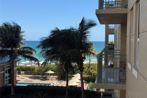 Condominio en Hallandale Beach, Florida, 2 dormitorios  № 2038763