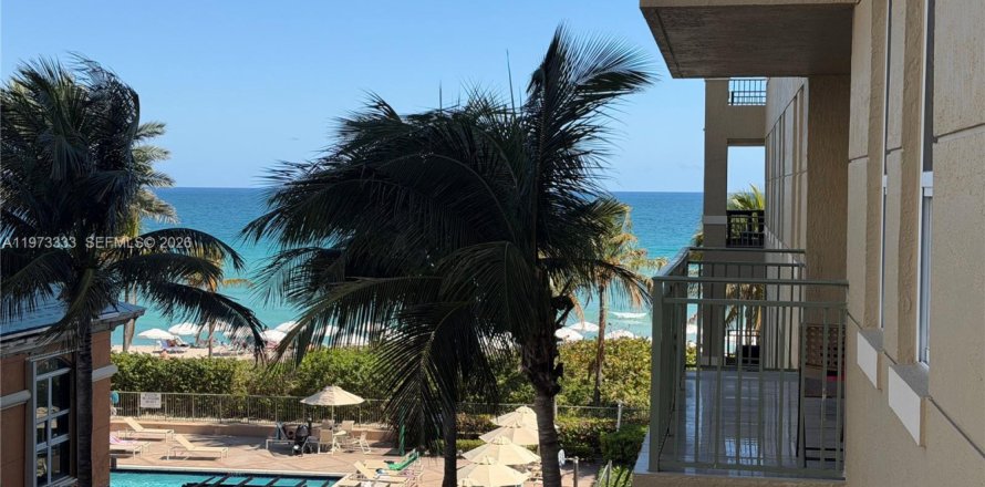 Condominio en Hallandale Beach, Florida, 2 dormitorios  № 2038763