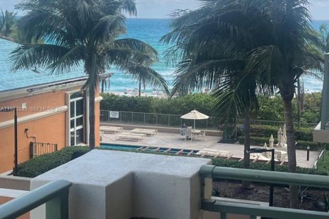 Condominio en venta en Hallandale Beach, Florida, 2 dormitorios, 92.9 m2 № 2038763 - foto 2