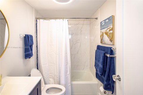 Снять в аренду кондоминиум в Ки-Бискейн, Флорида 2 спальни, 117.06м2, № 1958719 - фото 27