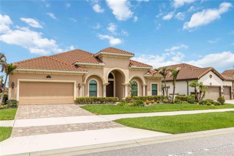 House in Melbourne, Florida 4 bedrooms, 292.55 sq.m. № 2110219 - photo 2