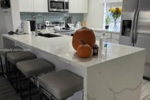 Снять в аренду коммерческую недвижимость в Дания-Бич, Флорида 1 спальня, 110.55м2, № 2025316 - фото 2