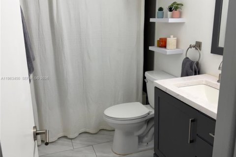 Снять в аренду коммерческую недвижимость в Дания-Бич, Флорида 1 спальня, 110.55м2, № 2025316 - фото 5