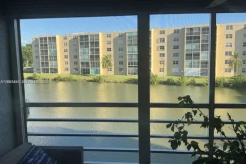 Снять в аренду коммерческую недвижимость в Дания-Бич, Флорида 1 спальня, 110.55м2, № 2025316 - фото 3