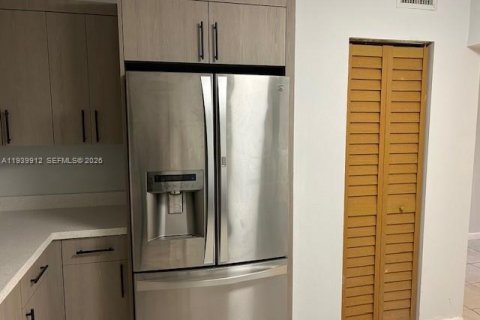 Condo in Pembroke Park, Florida, 3 bedrooms № 2059908 - photo 2