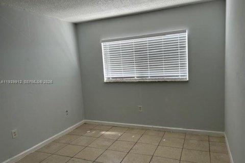 Condo in Pembroke Park, Florida, 3 bedrooms № 2059908 - photo 4
