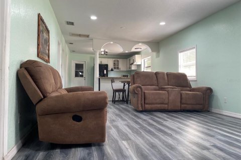 House in Plant City, Florida 3 bedrooms, 111.48 sq.m. № 2166193 - photo 9