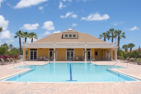 House in Vero Beach, Florida 3 bedrooms, 232.26 sq.m. № 2031423 - photo 3