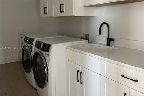 House in Vero Beach, Florida 3 bedrooms, 234.11 sq.m. № 2031423 - photo 14