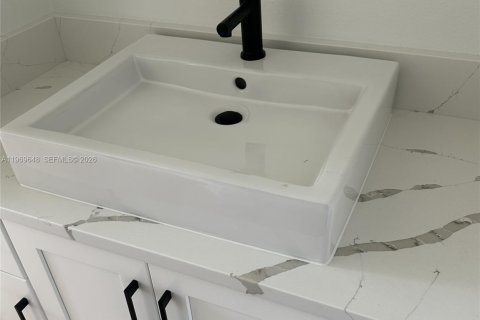 House in Vero Beach, Florida 3 bedrooms, 234.11 sq.m. № 2031423 - photo 17