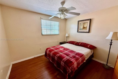 Casa en venta en Miami, Florida, 3 dormitorios, 186.83 m2 № 1968522 - foto 10