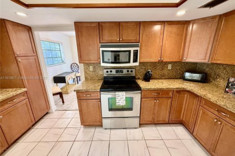 Casa en venta en Miami, Florida, 3 dormitorios, 186.83 m2 № 1968522 - foto 7