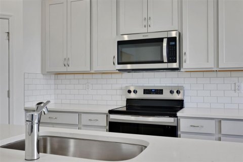 House in Tavares, Florida 4 bedrooms, 163.32 sq.m. № 2388086 - photo 8
