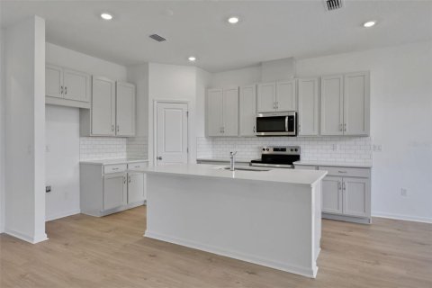 House in Tavares, Florida 4 bedrooms, 163.32 sq.m. № 2388086 - photo 7