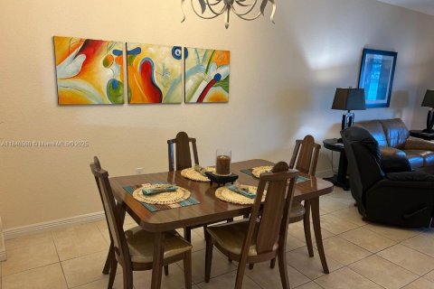 Купить кондоминиум в Тамарак, Флорида 2 спальни, 118.45м2, № 1839698 - фото 4