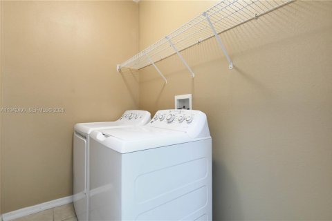 House in Davenport, Florida 5 bedrooms, 173.08 sq.m. № 2001924 - photo 12