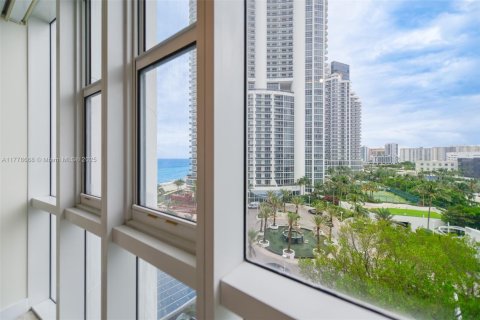 Condo in Sunny Isles Beach, Florida, 2 bedrooms  № 1868463 - photo 11