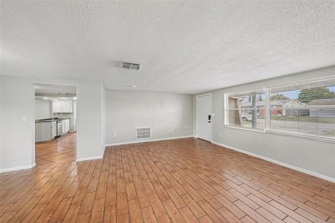 House in Port Richey, Florida 3 bedrooms, 141.03 sq.m. № 2207488 - photo 2
