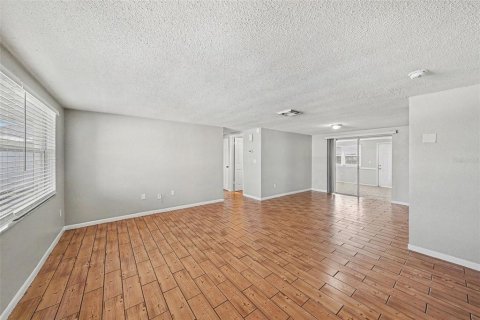 House in Port Richey, Florida 3 bedrooms, 141.03 sq.m. № 2207488 - photo 3