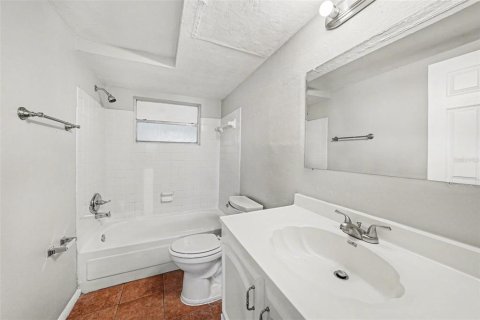 House in Port Richey, Florida 3 bedrooms, 141.03 sq.m. № 2207488 - photo 9