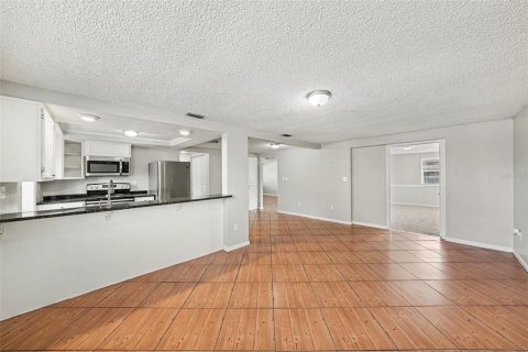 House in Port Richey, Florida 3 bedrooms, 141.03 sq.m. № 2207488 - photo 14