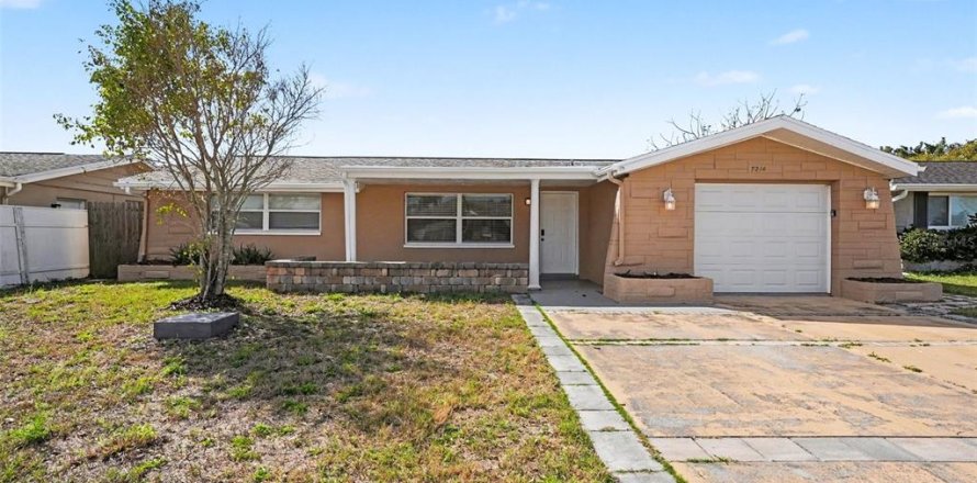 House in Port Richey, Florida 3 bedrooms, 141.03 sq.m. № 2207488