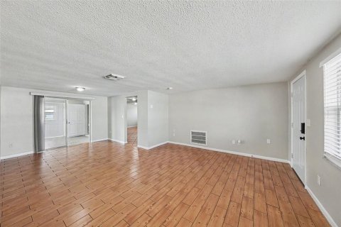 House in Port Richey, Florida 3 bedrooms, 141.03 sq.m. № 2207488 - photo 4