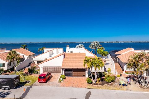 Casa en Punta Gorda, Florida 3 dormitorios, 237.55 m2 № 2135493