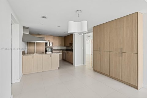 Снять в аренду кондоминиум в Майами, Флорида 3 спальни, 294.5м2, № 2051414 - фото 17