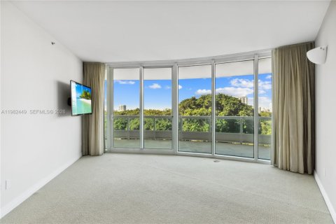 Снять в аренду кондоминиум в Майами, Флорида 3 спальни, 294.5м2, № 2051414 - фото 20