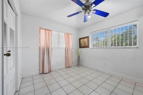 Villa ou maison à vendre à Miami, Floride: 4 chambres, 86.58 m2 № 1868522 - photo 16