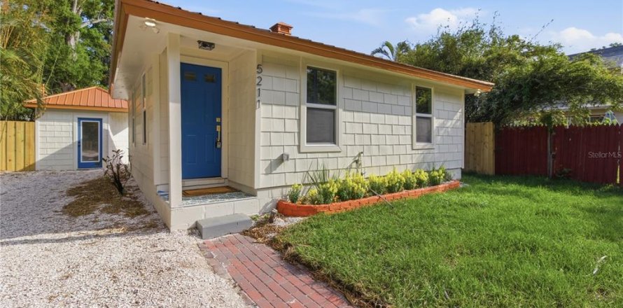House in Gulfport, Florida 2 bedrooms, 61.5 sq.m. № 2117207