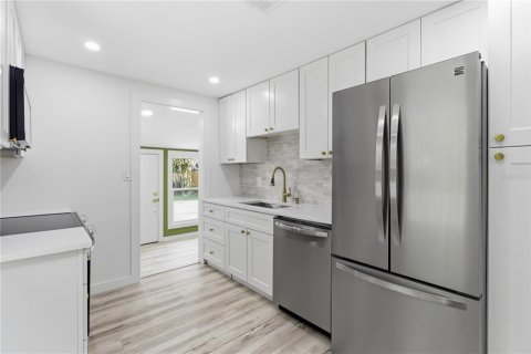 House in Gulfport, Florida 2 bedrooms, 61.5 sq.m. № 2117207 - photo 9