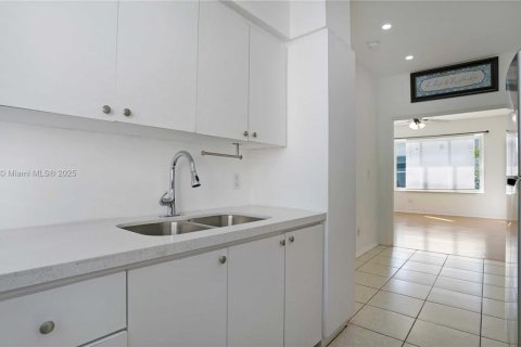 Condo in Miami Beach, Florida, 1 bedroom  № 1953718 - photo 12