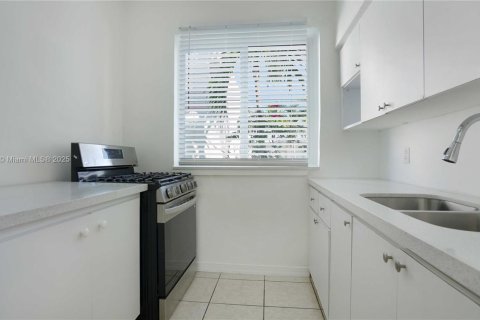 Condo in Miami Beach, Florida, 1 bedroom  № 1953718 - photo 11