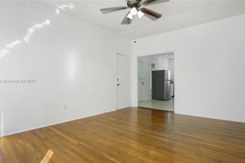 Condo in Miami Beach, Florida, 1 bedroom  № 1953718 - photo 16