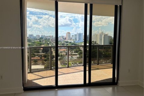 Condo in Miami, Florida, 1 bedroom  № 2042198 - photo 3