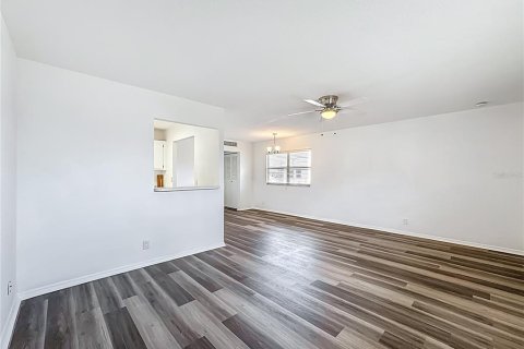 Condo in Sun City Center, Florida, 1 bedroom № 2196131 - photo 11