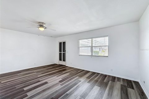 Condo in Sun City Center, Florida, 1 bedroom № 2196131 - photo 27