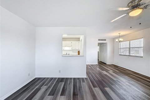 Condo in Sun City Center, Florida, 1 bedroom № 2196131 - photo 10