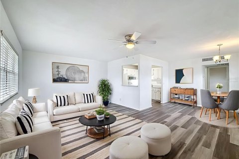 Condo in Sun City Center, Florida, 1 bedroom № 2196131 - photo 3