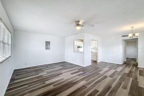 Condo in Sun City Center, Florida, 1 bedroom № 2196131 - photo 4