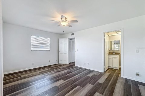 Condo in Sun City Center, Florida, 1 bedroom № 2196131 - photo 18
