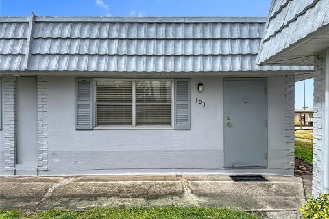 Condo in Sun City Center, Florida, 1 bedroom № 2196131 - photo 2