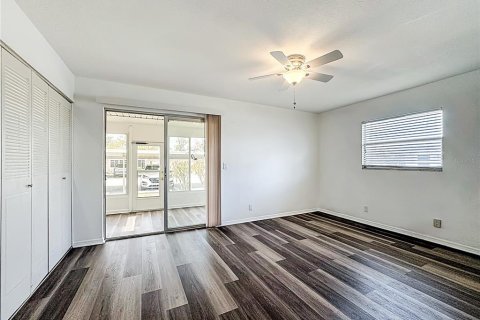 Condo in Sun City Center, Florida, 1 bedroom № 2196131 - photo 16