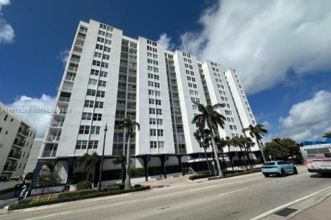 Кондоминиум с 1 спальней в Майами-Бич, Флорида № 2036192