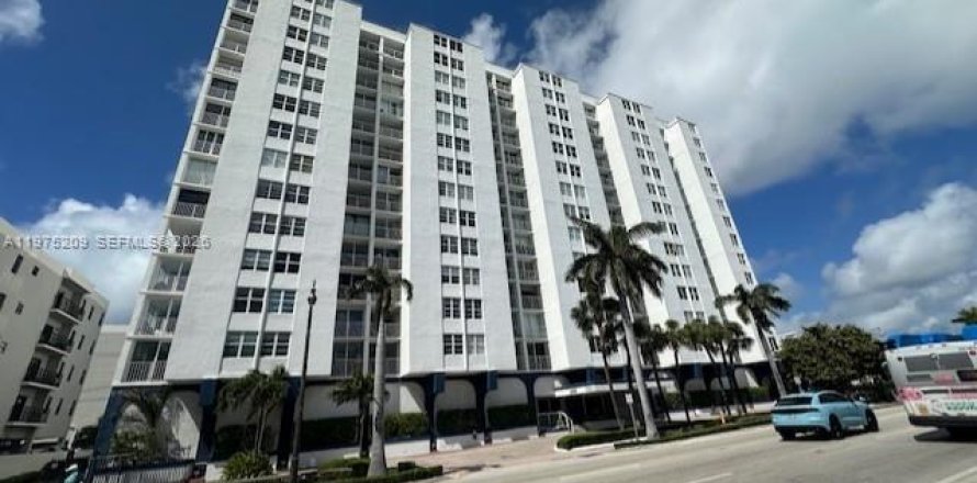 Кондоминиум с 1 спальней в Майами-Бич, Флорида № 2036192