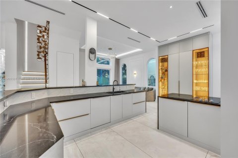 House in Hollywood, Florida 5 bedrooms, 302.49 sq.m. № 1952914 - photo 7