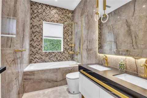 House in Hollywood, Florida 5 bedrooms, 302.49 sq.m. № 1952914 - photo 15